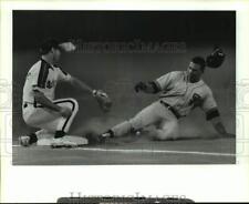 1992 Press Photo Giants' Darren Lewis beats throw to Astros' Casey Candaele. picture
