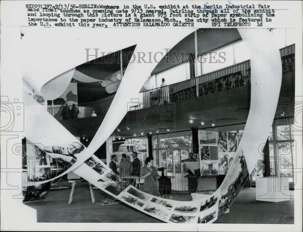 1958 Press Photo Berlin Industrial Fair workers at the United States exhibit