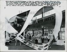 1958 Press Photo Berlin Industrial Fair workers at the United States exhibit picture
