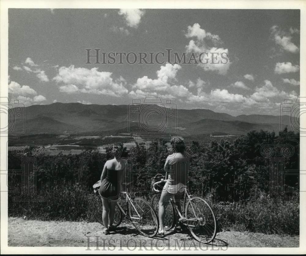 Press Photo Bicycle Riders at Overlook in Waitsfield, Vermont - sax29493