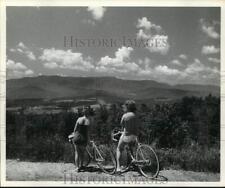 Press Photo Bicycle Riders at Overlook in Waitsfield, Vermont - sax29493 picture
