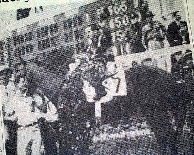 BILL 'WILLIE' SHOEMAKER wins his 1st Kentucky Derby 1955 Newspaper 