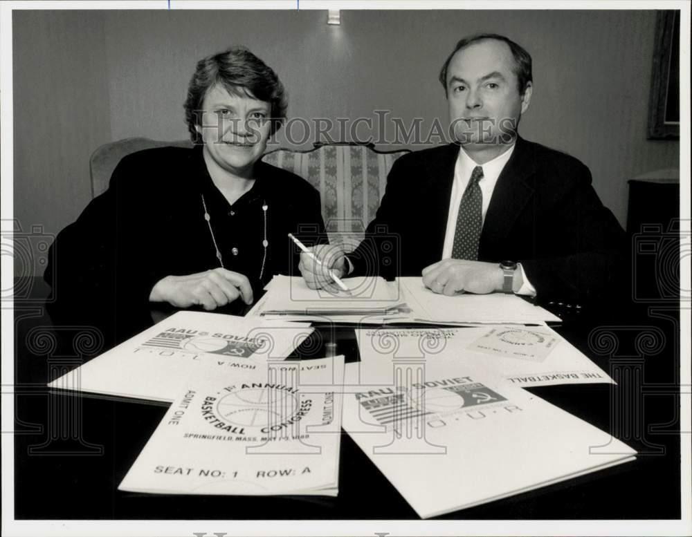 1988 Press Photo Betty Jaynes, Woman\'s Basketball Coaches Assn. & Gary Brown, MA